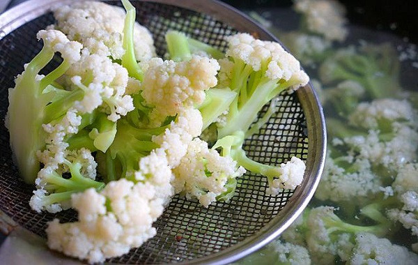 Bón phân cho súp lơ trên ruộng