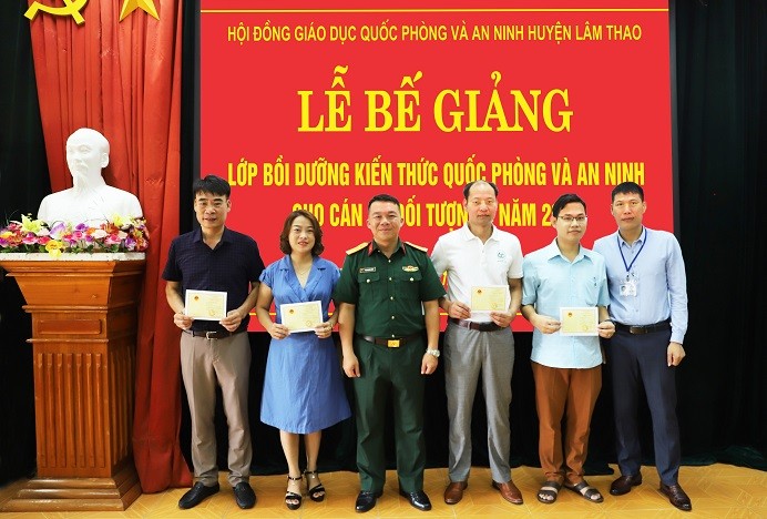 Bế giảng Lớp bồi dưỡng kiến thức Quốc phòng - An ninh cho cán bộ thuộc đối tượng 4 của Công ty, năm 2022.