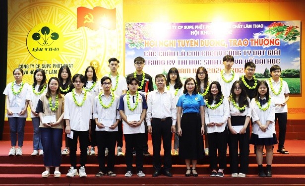 Hội nghị tuyên dương, trao thưởng học sinh giỏi, học sinh trúng tuyển Đại học năm học 2021 - 2022 cho con em cán bộ, người lao động Công ty.