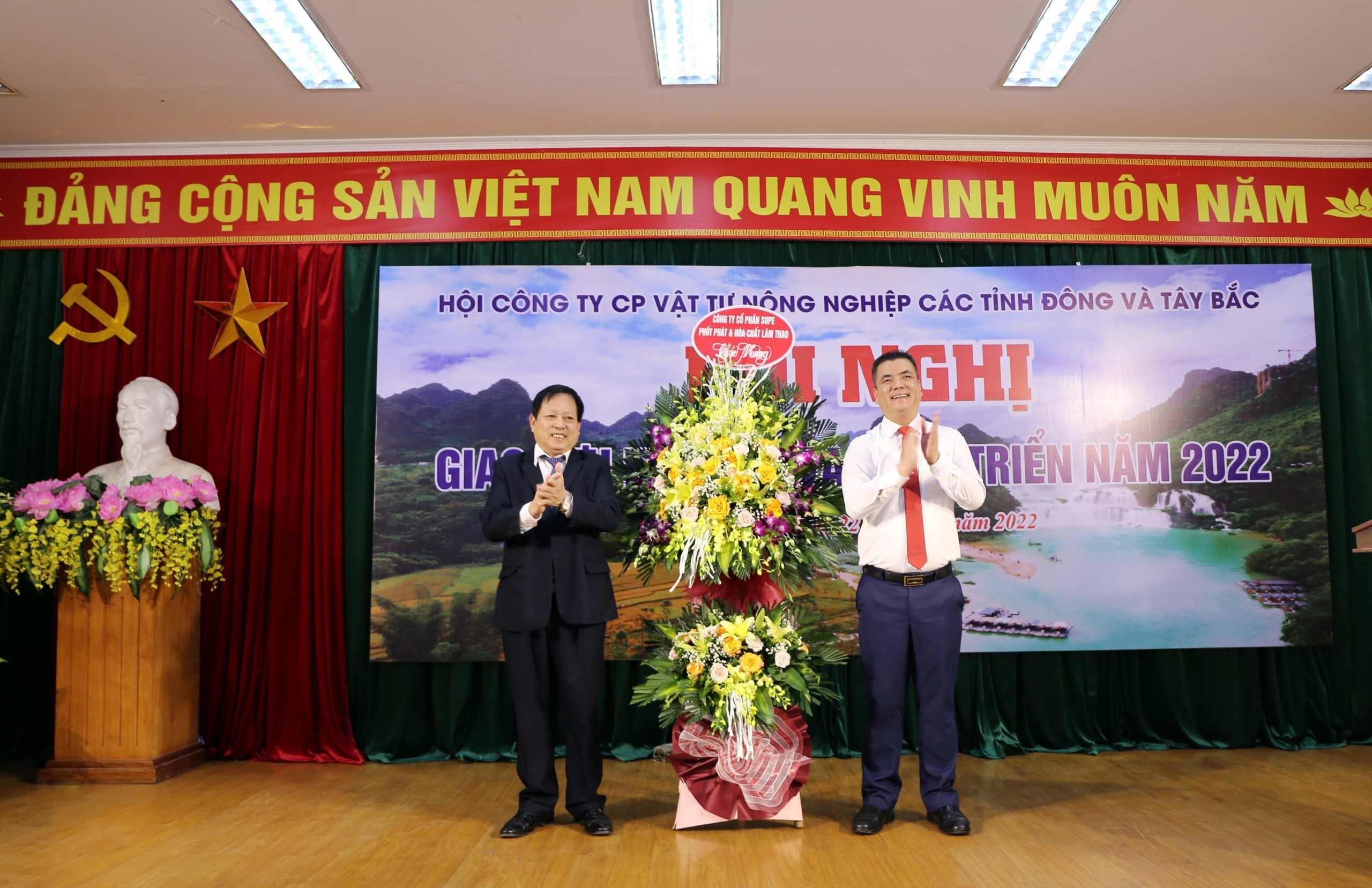 HỆ THỐNG VẬT TƯ NÔNG NGHIỆP  CÁC TỈNH ĐÔNG BẮC VÀ TÂY BẮC CÁNH TAY NỐI DÀI ĐƯA SẢN PHẨM PHÂN BÓN LÂM THAO  ĐẾN VỚI BÀ CON NÔNG DÂN