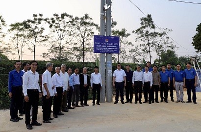 Bàn giao, gắn biển Công trình thanh niên "Thắp sáng đường quê"