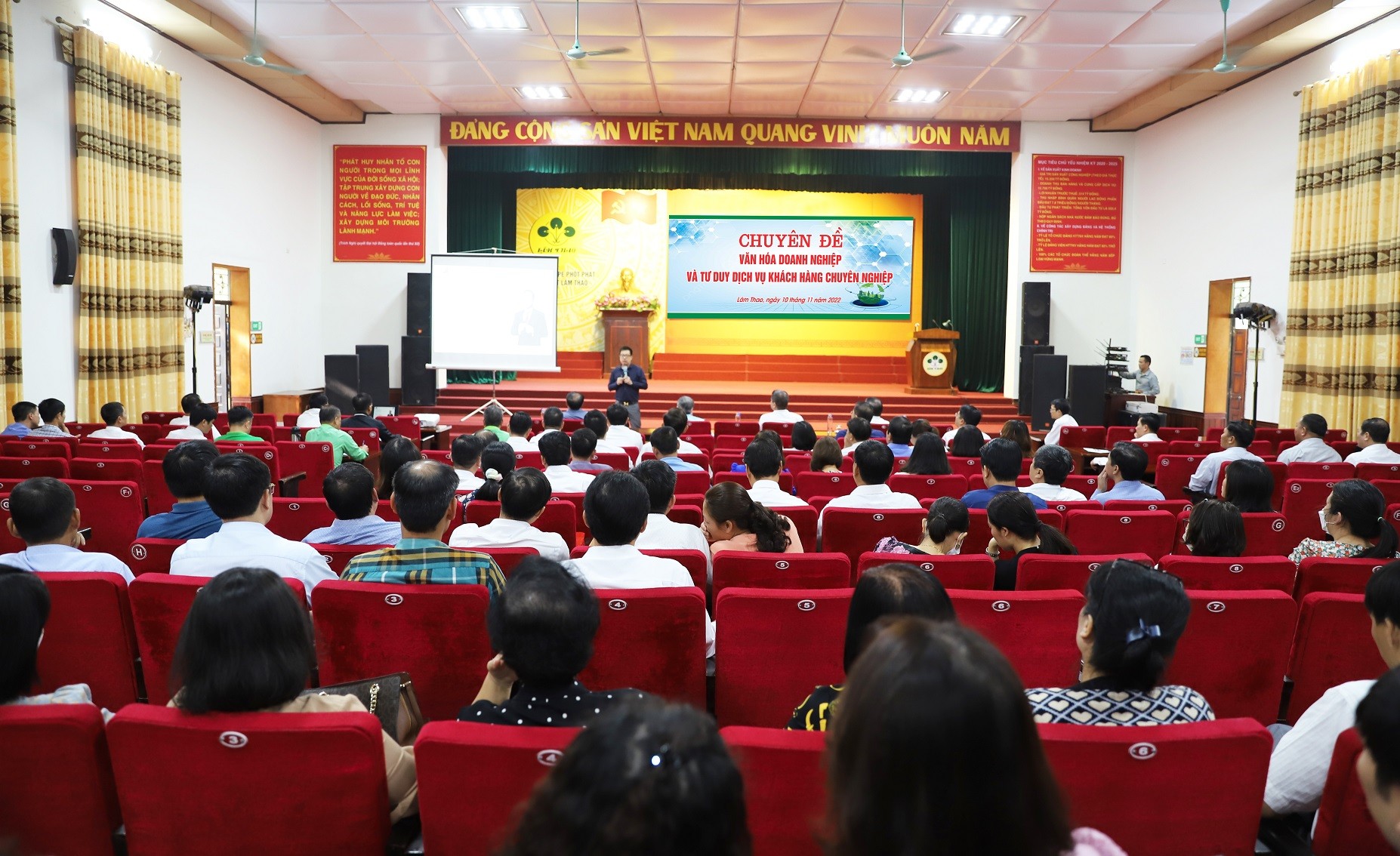 Supe Lâm Thao tổ chức: Chuyên đề Văn hoá doanh nghiệp và tư duy dịch vụ khách hàng chuyên nghiệp.