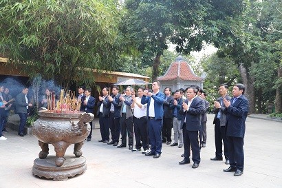 Supe Lâm Thao dâng hương báo công các Vua Hùng và Mẫu Âu cơ