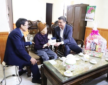 Công ty trao quà Tết cho Mẹ Việt Nam Anh hùng, Trung tâm Điều dưỡng người có công tỉnh Phú Thọ và các gia đình có hoàn cảnh khó khăn trên địa bàn huyện Lâm Thao (Phú Thọ)