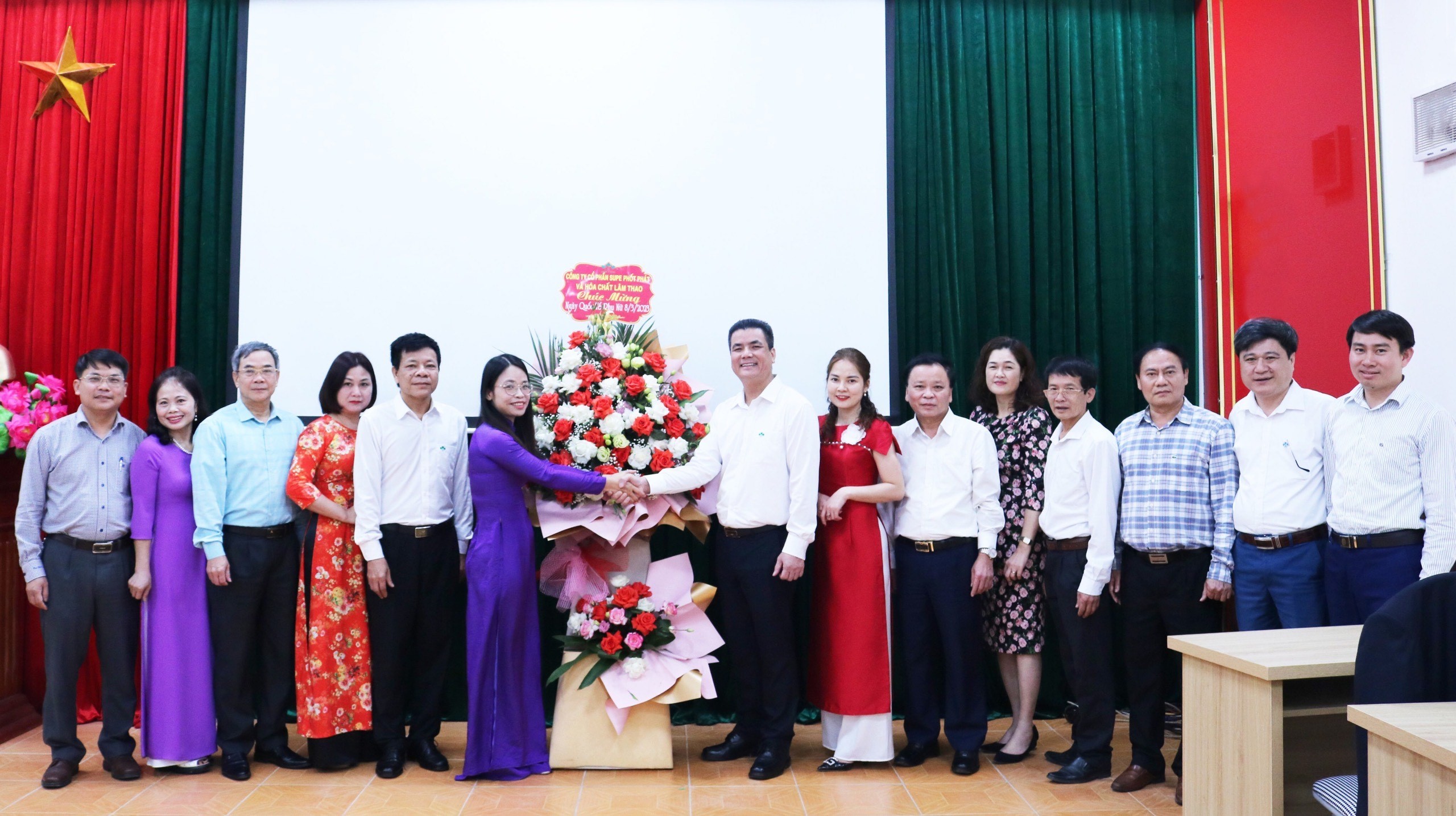 Lãnh đạo Công ty tặng hoa chúc mừng Ngày Quốc tế Phụ nữ 8/3