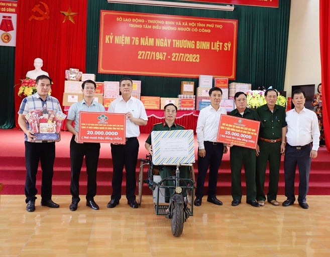 Thăm và tặng quà Người có công nhân kỷ niệm 76 năm ngày Thương binh – Liệt sỹ (27/7/1947 – 27/7/2023)