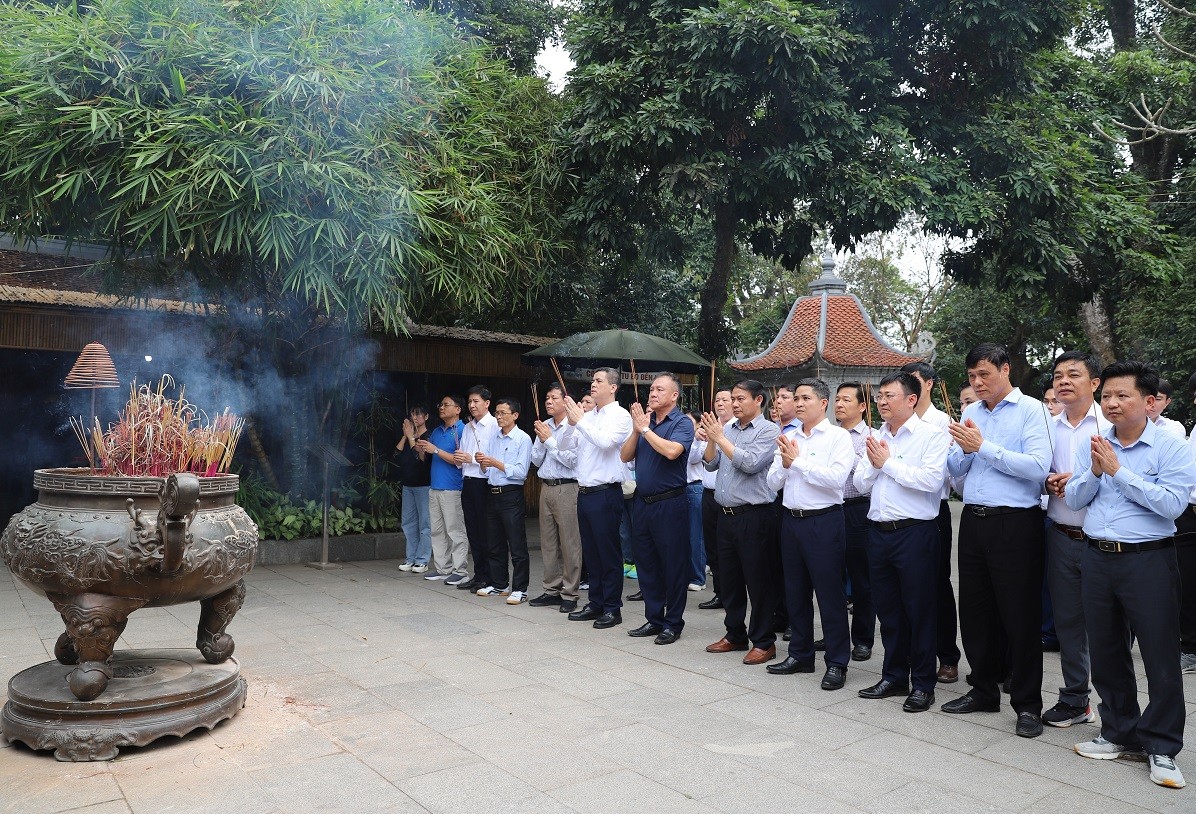 Supe Lâm Thao dâng hương báo công các Vua Hùng và Mẫu Âu Cơ