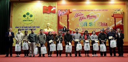 Supe Lâm Thao trao tặng quà Tết cho các gia đình có hoàn cảnh khó khăn trên địa bàn