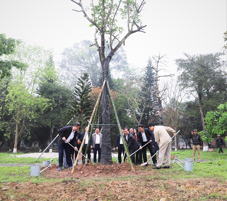 Supe Lâm Thao trồng cây xanh tại Đền Mẫu Âu Cơ