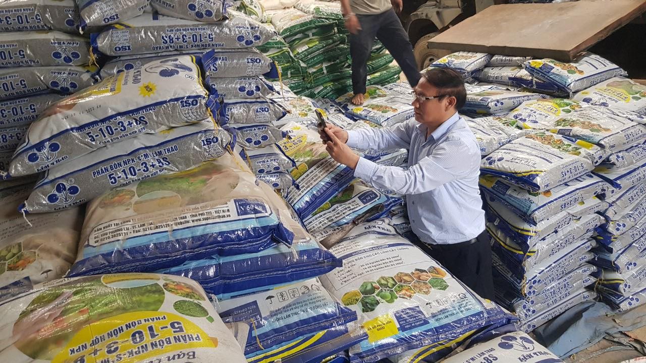 LÃNH ĐẠO CÔNG TY CP SUPE PHỐT PHÁT VÀ HÓA CHẤT LÂM THAO XUỐNG ĐỒNG CÙNG BÀ CON NÔNG DÂN TỈNH THÁI NGUYÊN