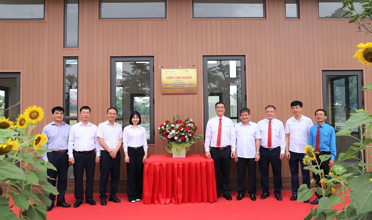 GẮN BIỂN CÔNG TRÌNH VƯỜN THỰC NGHIỆM VÀ PHÒNG GIẶT QUẦN ÁO BẢO HỘ LAO ĐỘNG CHO NGƯỜI LAO ĐỘNG