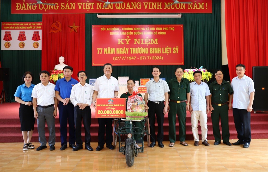 THĂM, TẶNG QUÀ THƯƠNG BINH VÀ THÂN NHÂN LIỆT SĨ