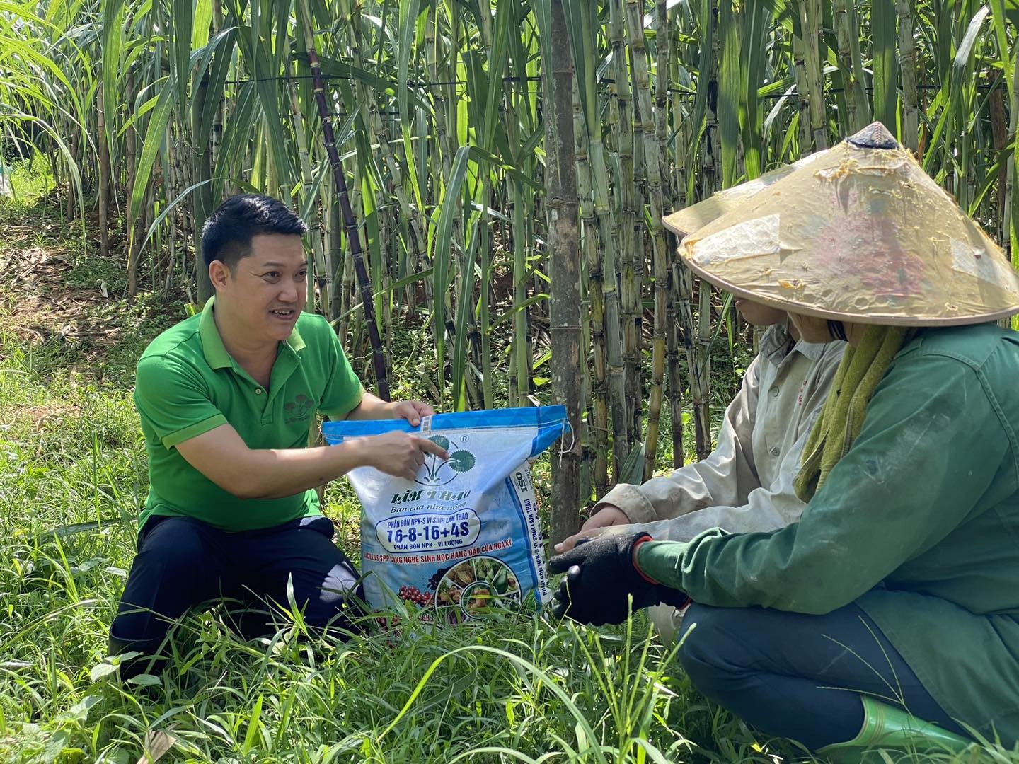 KHI CHIẾC ÁO IN LOGO “BA NHÀNH LÁ CỌ” MANG PHÂN BÓN ĐẾN GẦN HƠN VỚI BÀ CON NÔNG DÂN