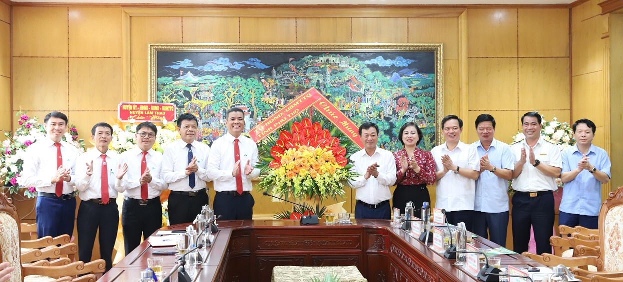 CHỦ TỊCH UBND TỈNH PHÚ THỌ BÙI VĂN QUANG TỚI THĂM VÀ CHÚC MỪNG CÔNG TY NHÂN NGÀY DOANH NHÂN VIỆT NAM (13/10)