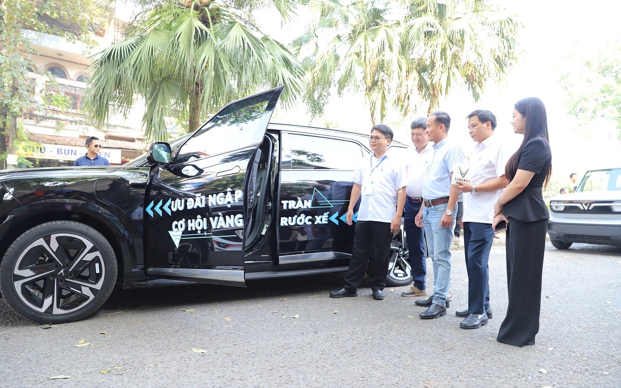 SUPE LÂM THAO ĐỒNG HÀNH CÙNG VINFAST TRONG CHƯƠNG TRÌNH “MÃNH LIỆT TINH THẦN VIỆT NAM, PHỦ XANH VIỆT NAM”.